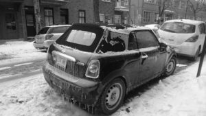Voiture prise dans la glace