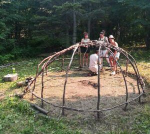 Virginie Dardenne - Construction de la hutte de sudation